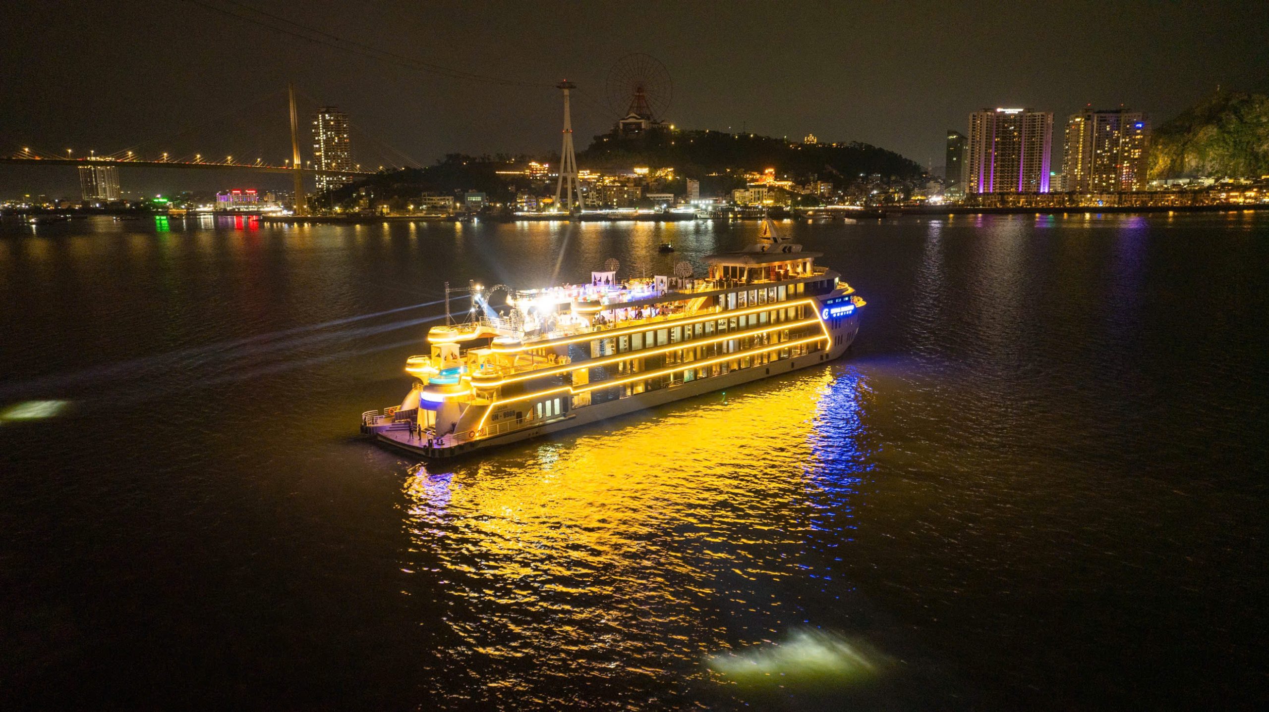 Luna Hạ Long Cruise: Chạm tay vào sự xa hoa giữa kỳ quan thiên nhiên